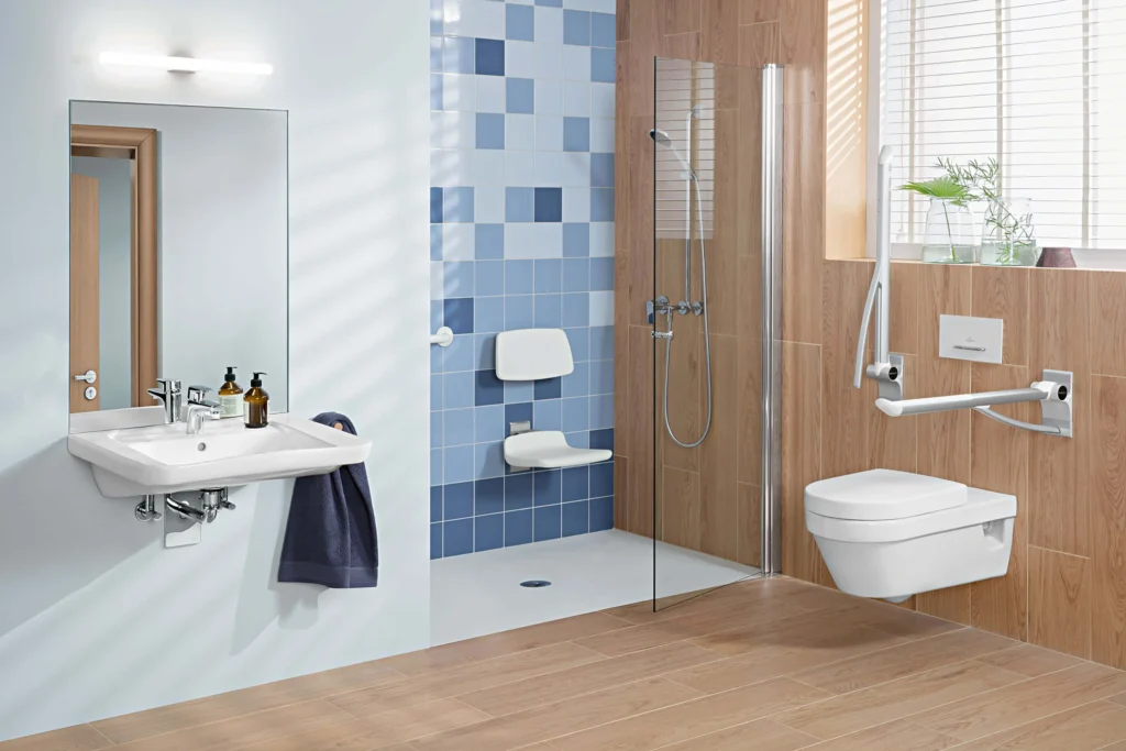 Barrierefreies Badezimmer mit bodengleicher Dusche, klappbarem Duschsitz, Haltegriffen und wandhängendem WC