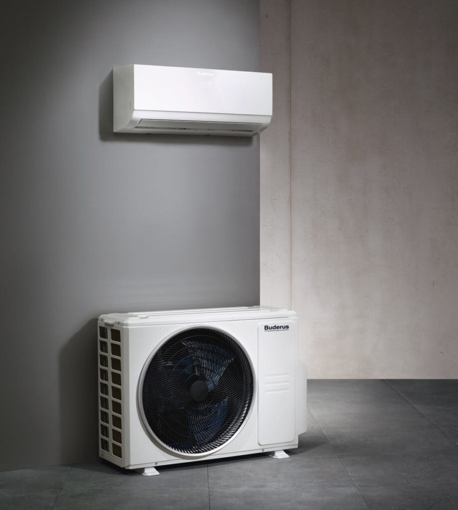 Buderus Split-Klimaanlage mit wandmontiertem Innengerät und passendem Außengerät auf grauem Boden vor neutraler Wand