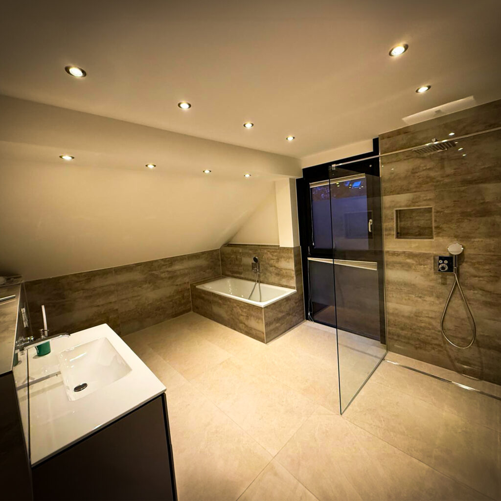 Modernes Bad mit Dusche