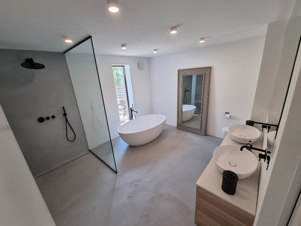 Modernes Badezimmer mit freistehender Badewanne, Badsanierung Mönchengladbach