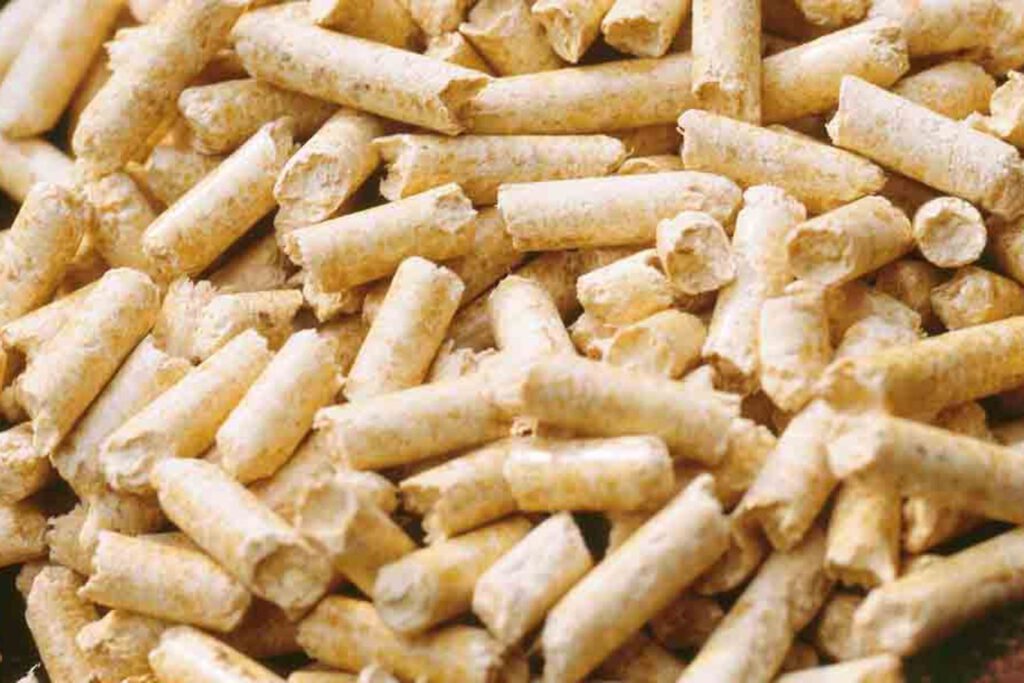 Nahaufnahme von braunen Holzpellets, die als umweltfreundlicher Brennstoff zur Heizung verwendet werden
