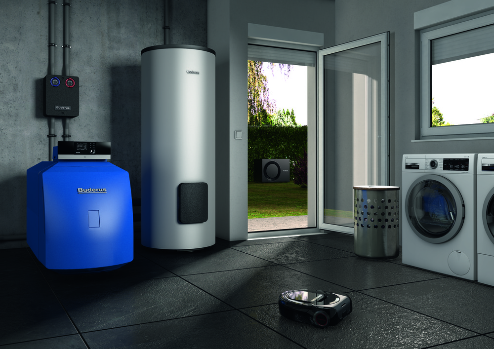 Technikraum mit Warmwasserspeicher, blauem Heizgerät, Waschmaschine, Wäschetrockner, offener Tür zum Garten und einem Saugroboter auf dem Boden