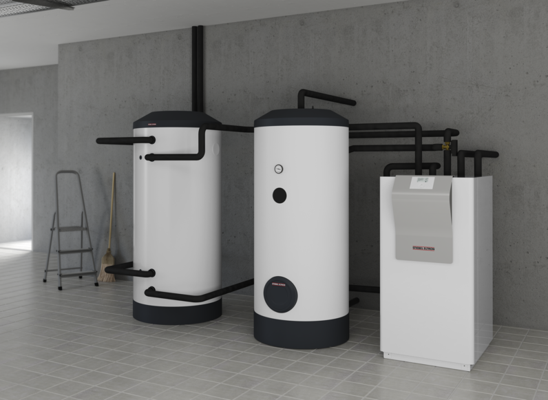 Moderne Wärmepumpenanlage von Stiebel Eltron in einem Technikraum mit grauen Wänden und Fliesenboden. Zu sehen sind zwei weiße, zylindrische Speicherbehälter und ein rechteckiges Wärmepumpengerät, verbunden durch schwarze Rohrleitungen. Im Hintergrund stehen eine Leiter und ein Besen an der Wand.
